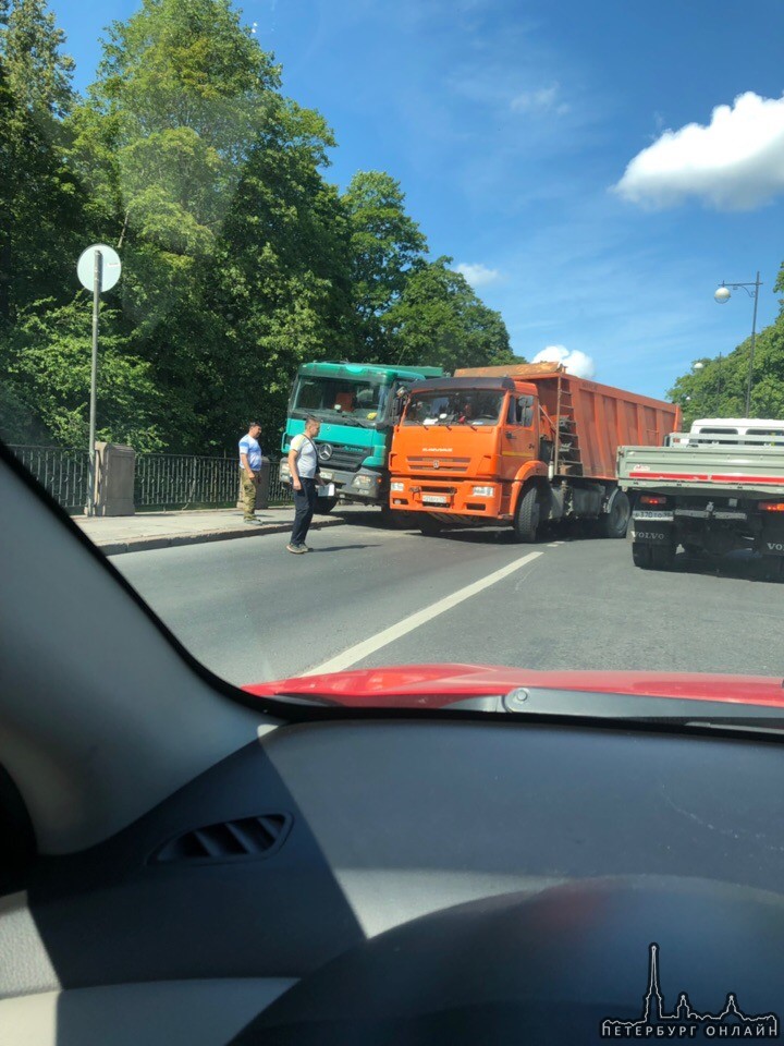 При выезде на Павловское шоссе от дворцов, столкнулись два грузовика, видимо один другого не выпусти...