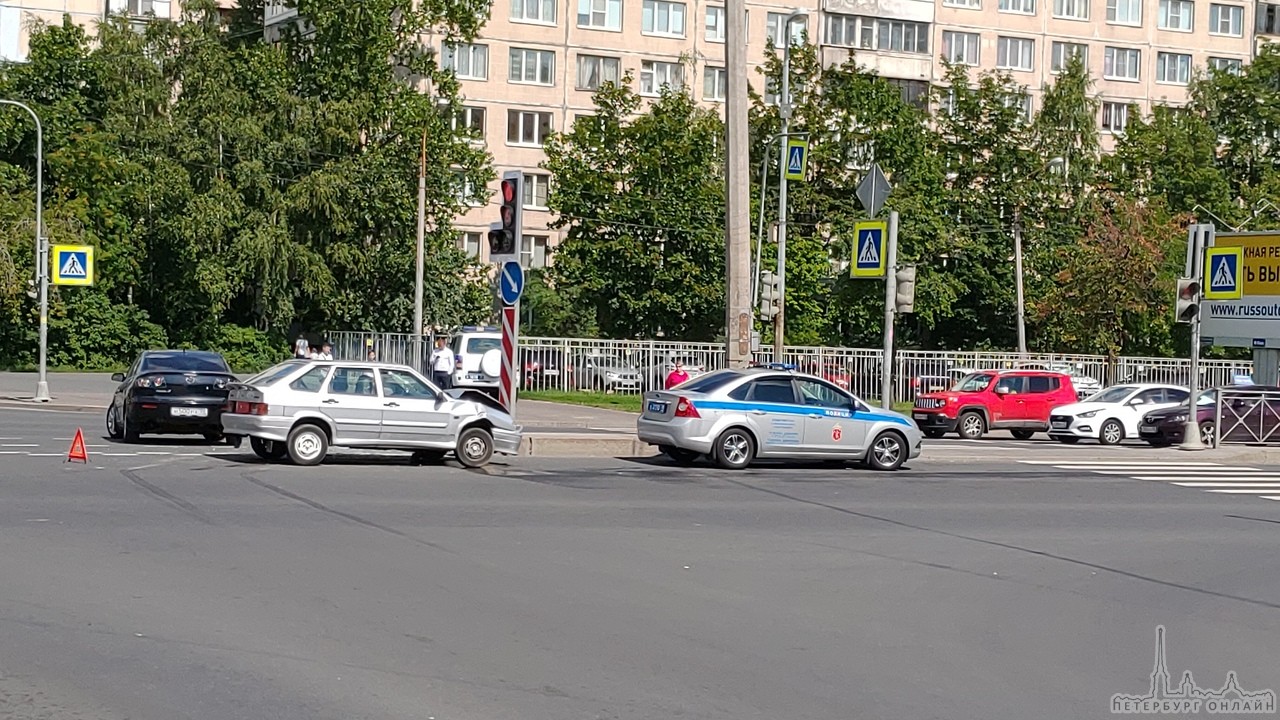 В ДТП на перекрестке Дунайского и Купчинской пострадавших нет, 2 машины полиции, у обоих участников ...