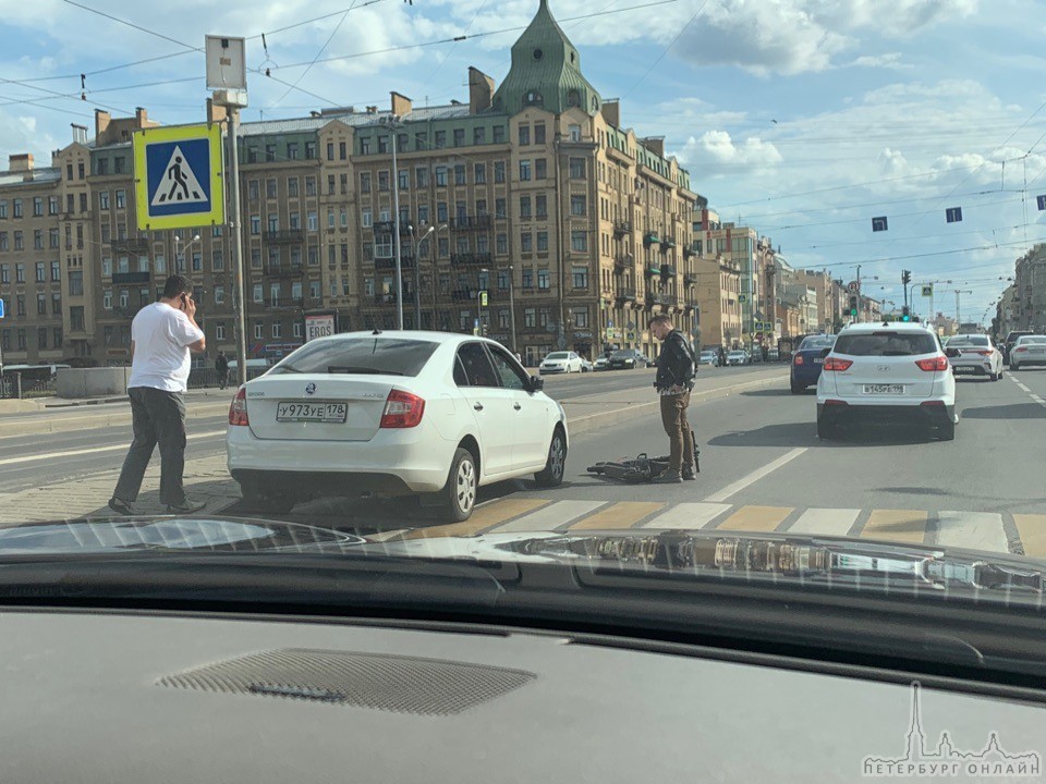 Сбили самокатчика на пешеходном переходе через Лиговский проспект перел Обводным каналом