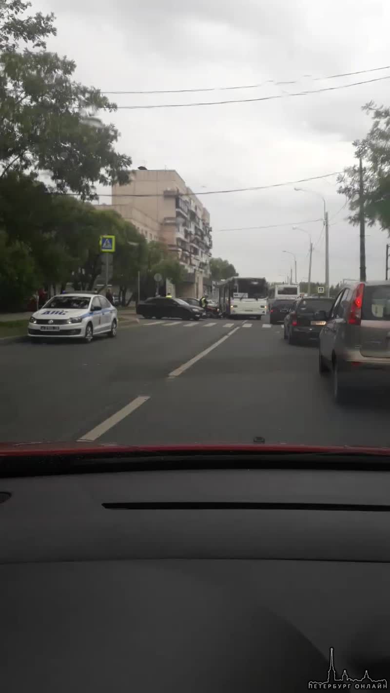 В г.Пушкине на перекрестке Оранжерейной - А.Толстого автобус не пропустил.