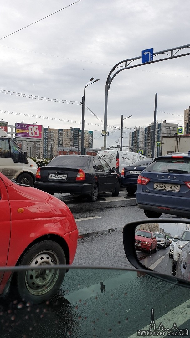 Целовашки бампер о бампер напротив ТК Июнь в сторону Большевиков.