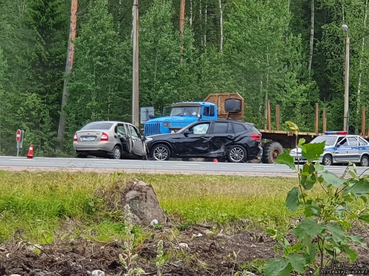 На Скандинавии, в районе 98 километра разворот привёл к дтп. Вроде все живы