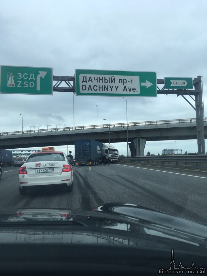 Утром сообщили, что съезд с внутреннего кольца КАД в Санкт-Петербург на Таллинское шоссе перекрывают...