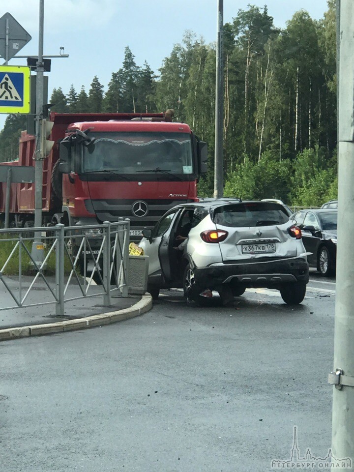 Авария из 3х машин на пересечении дороги на Каменку и Парашютной. Пробка от Суздальского. Службы на ...