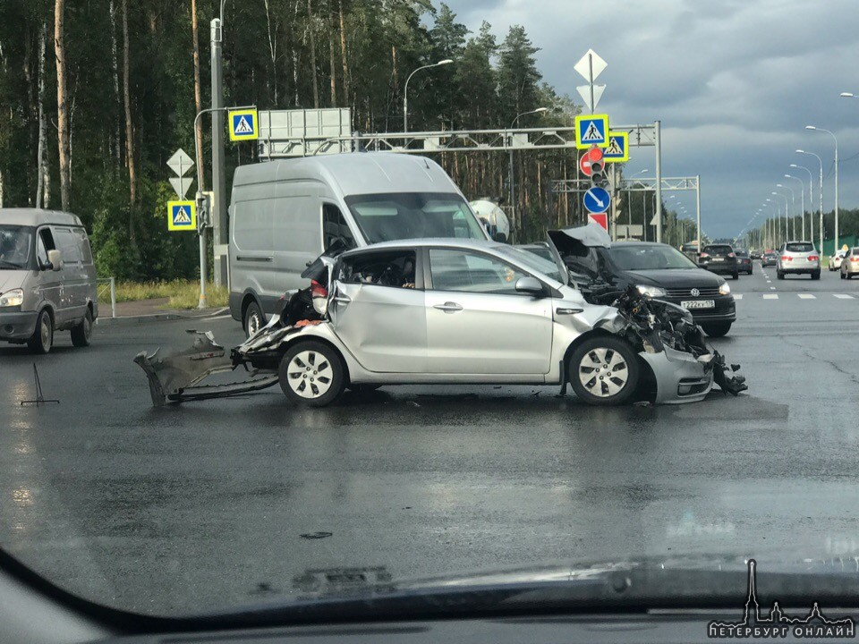 Авария из 3х машин на пересечении дороги на Каменку и Парашютной. Пробка от Суздальского. Службы на ...