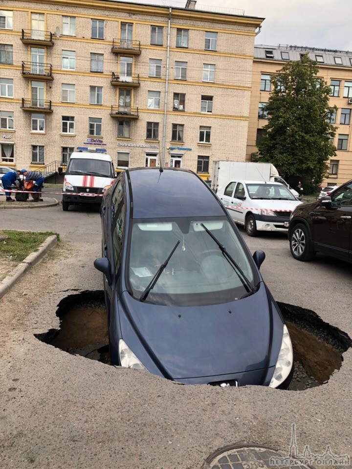 Peugeot приуныло на въезде во двор на Варшавской 29