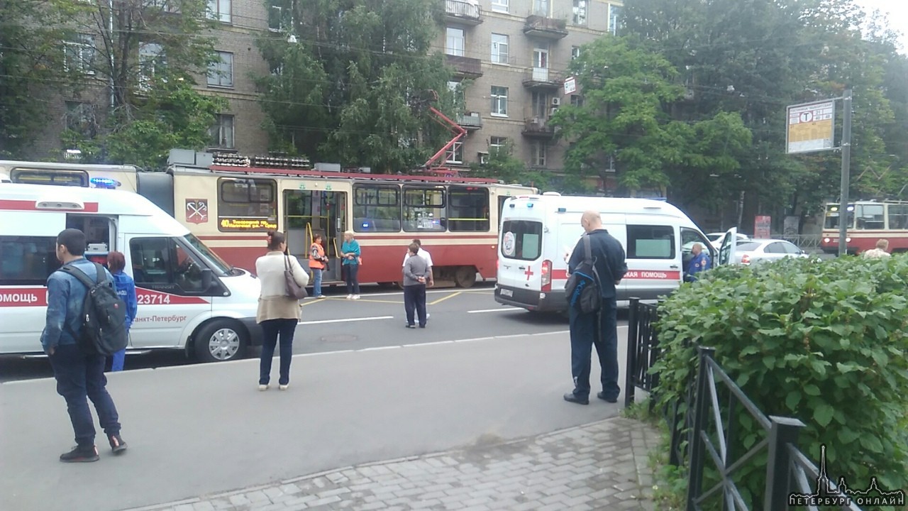 У метро Черная речка Volkswagen сбил парня, который выходил из трамвая на Торжковской у дома 3. С...