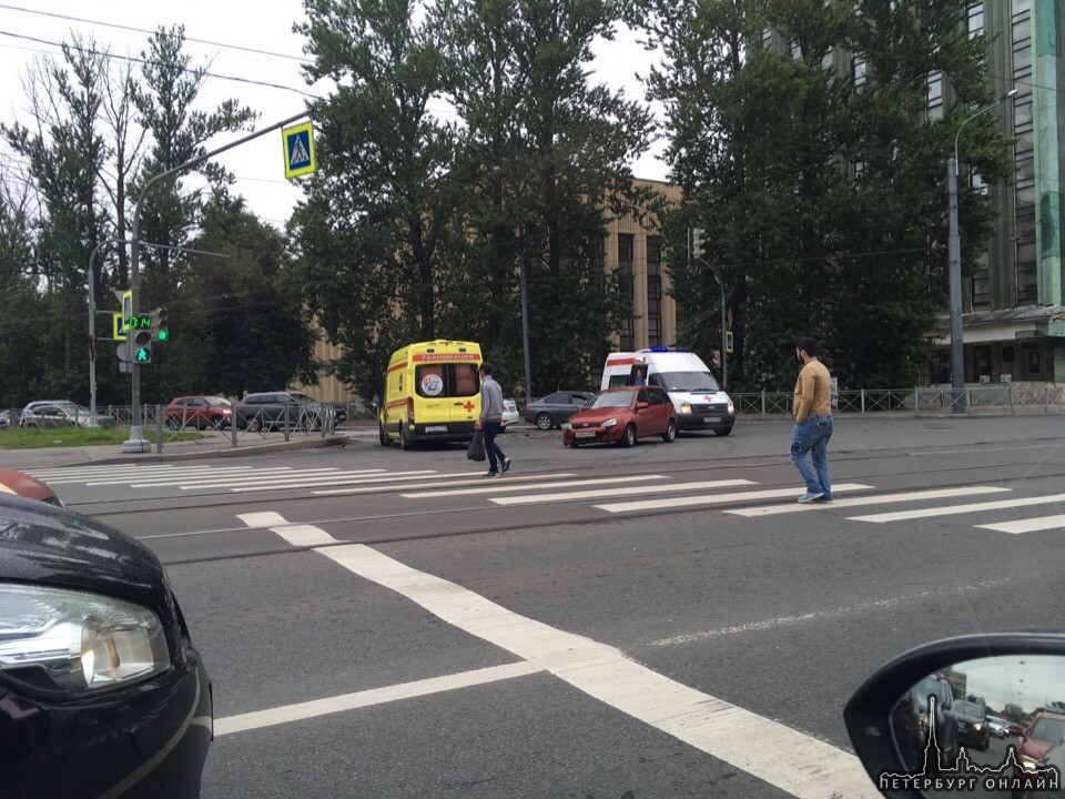 Solaris и Калина столкнулись на перекрёстке Политехнической и Новороссийской. Судя по повреждениям С...