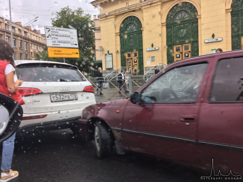 Граждане на Daewoo Nexia подтолкнули барышню на Audi в задний бампер у метро Нарвская, мешают проез...