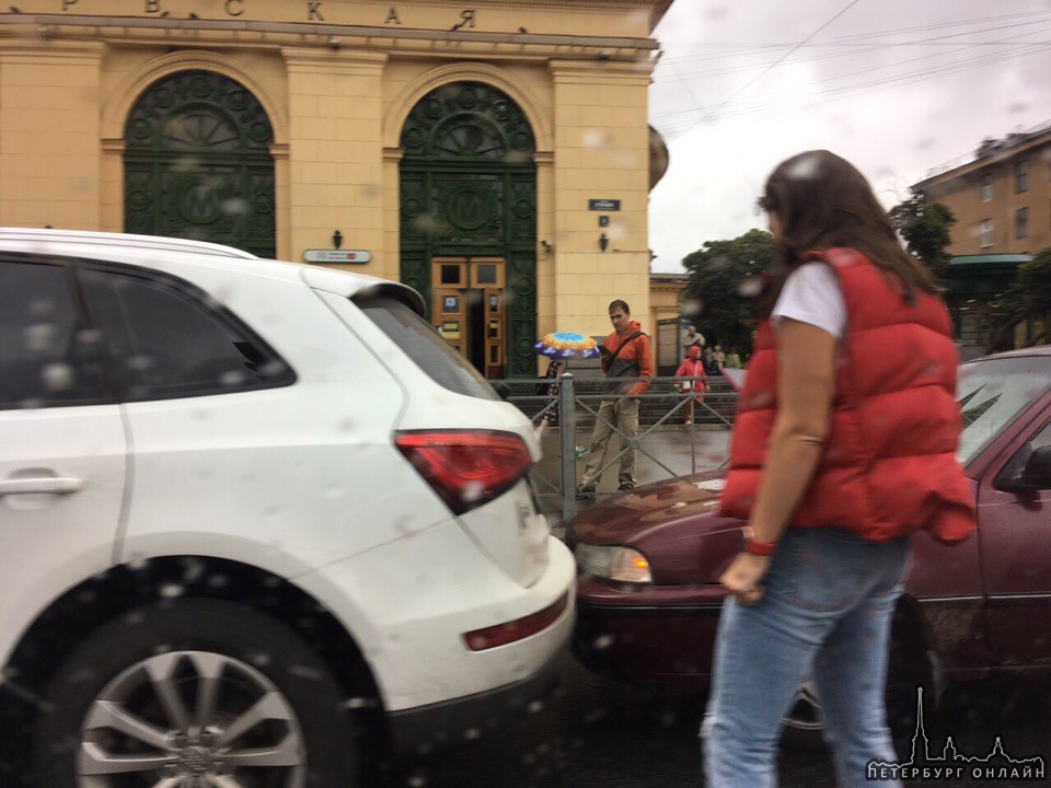 Граждане на Daewoo Nexia подтолкнули барышню на Audi в задний бампер у метро Нарвская, мешают проез...