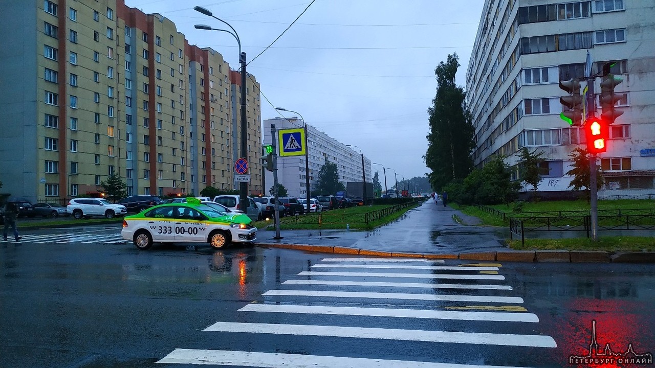 Solaris и такси не поделили перекресток улиц Генерала Симоняка и Стойкости
