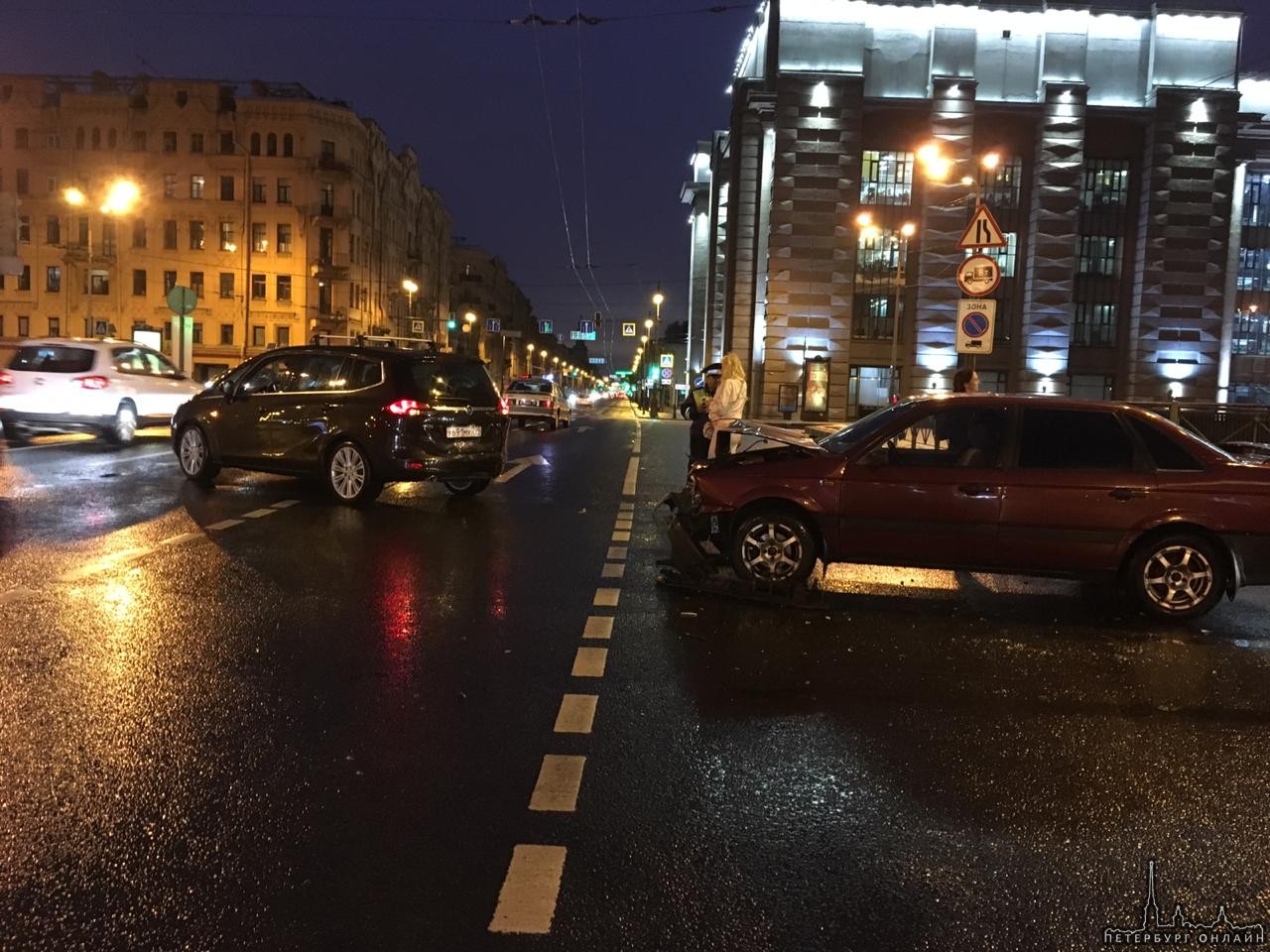 Произошло ДТП на Обводного и Московского проспекта в 22:40. Машина впереди(женщина)резко тормознул...