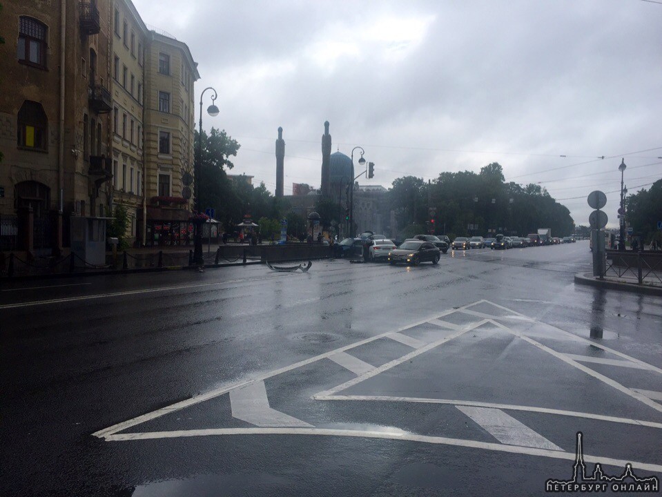 На пересечении Каменноостровского и Кронверкского белый послал синего в пешеходный переход