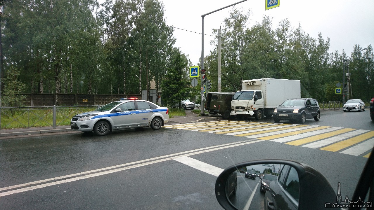 Очередное ДТП в Сертолово на повороте на улицу Ларина. Подробности не знаю. Перекрёсток опасный, час...