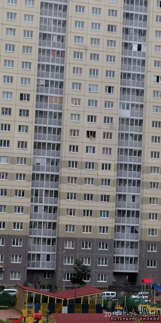 Дети проводят свои школьные каникулы на окне 10 этажа. Ленинский проспект, дом 51