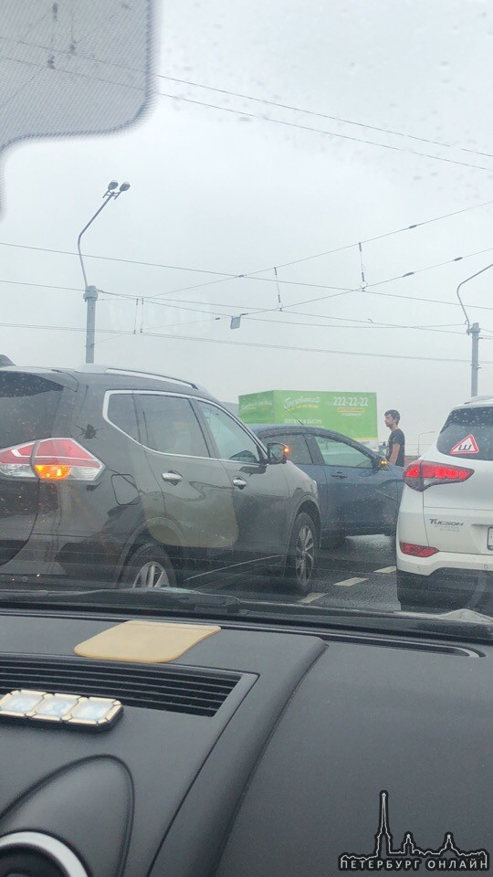 Авария со стороны Обводного канала прямо на въезде на мост Александра Невского