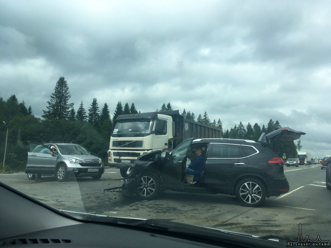 Небольшой замес на Выборгском шоссе, на развязке со Скандинавией.