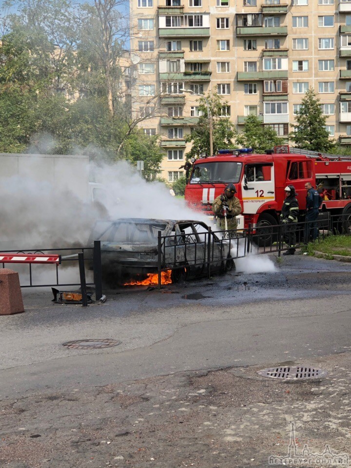 Около Арт отеля Карелия, во дворе, на Маршала Тухачевского 27/2 сгорел а/м марки ВАЗ. Пожарные успе...