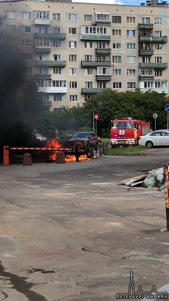 Около Арт отеля Карелия, во дворе, на Маршала Тухачевского 27/2 сгорел а/м марки ВАЗ. Пожарные успе...