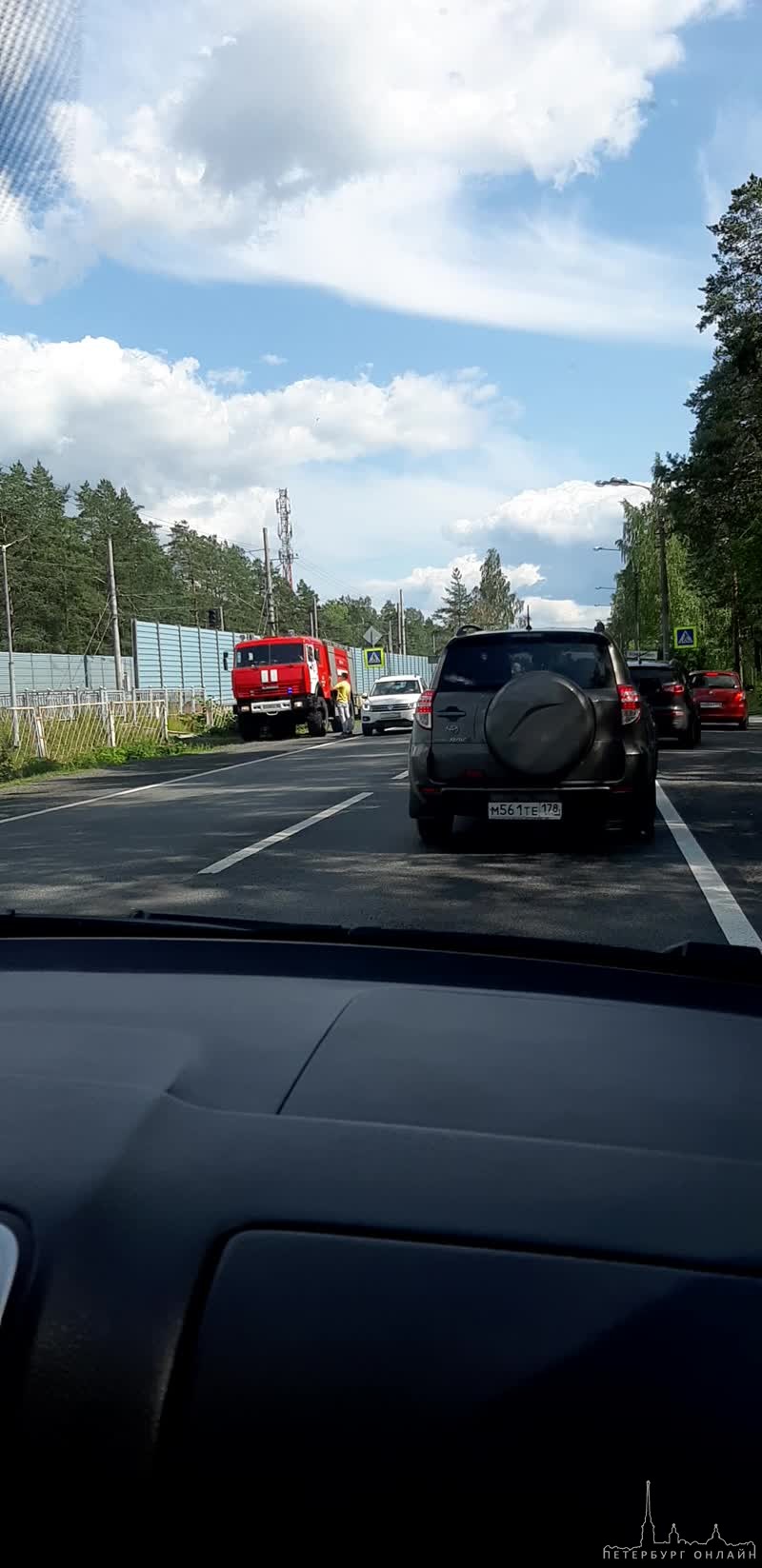 На Зеленогорском шоссе между Комарово и Репино полосу заняли несколько машин. Плотно с обеих сторон.