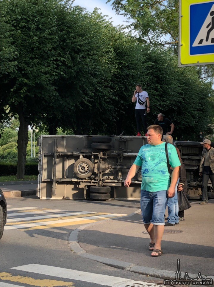 В Пушкине перевернулся грузовик
