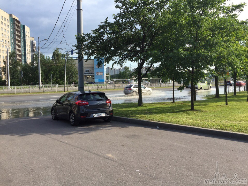 Потоп возле перекрестка Косыгина и Передовиков напротив церкви , перейти по пешеходу можно только вп...