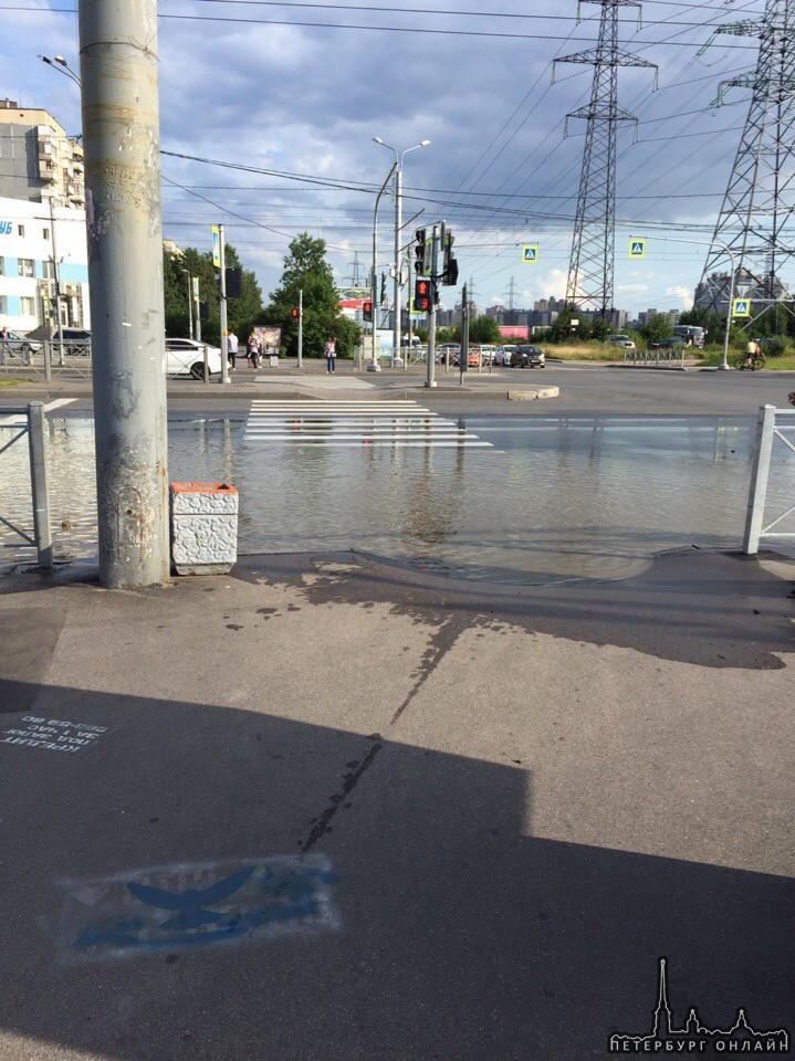 Потоп возле перекрестка Косыгина и Передовиков напротив церкви , перейти по пешеходу можно только вп...