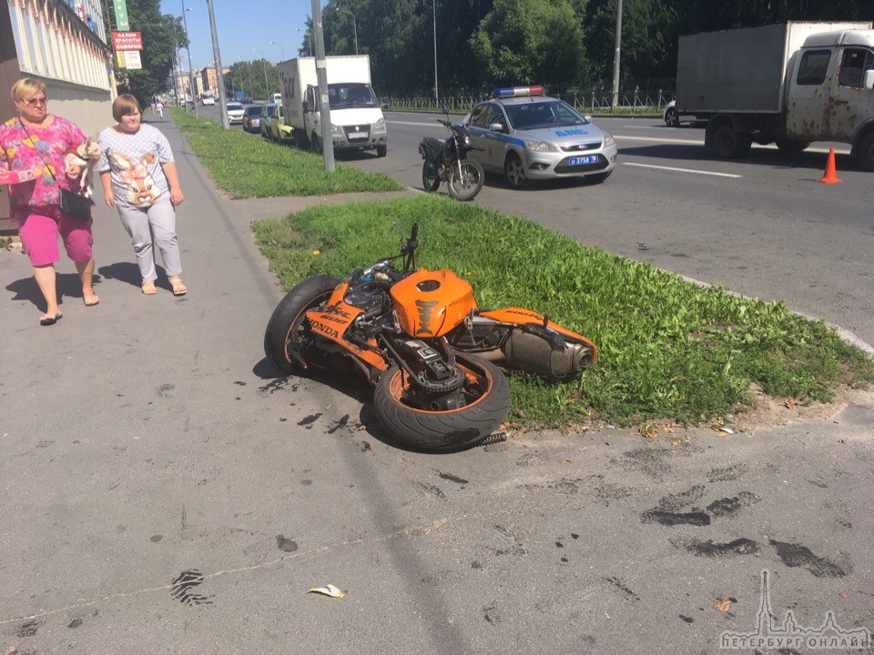 Лифан сбил мотоциклиста на улице Бабушкина 97 , Автомобилем управлял 22-х летний водитель . Води...