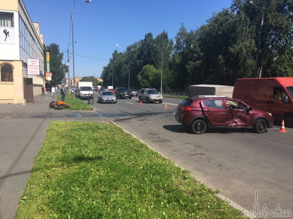 Лифан сбил мотоциклиста на улице Бабушкина 97 , Автомобилем управлял 22-х летний водитель . Води...