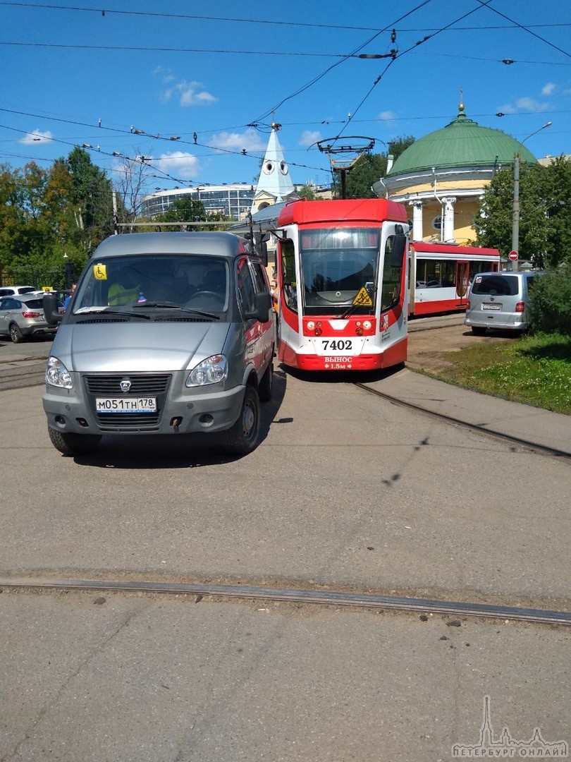 Мастер парковки остановил трамваи в обе стороны у трамвайного парка # 7