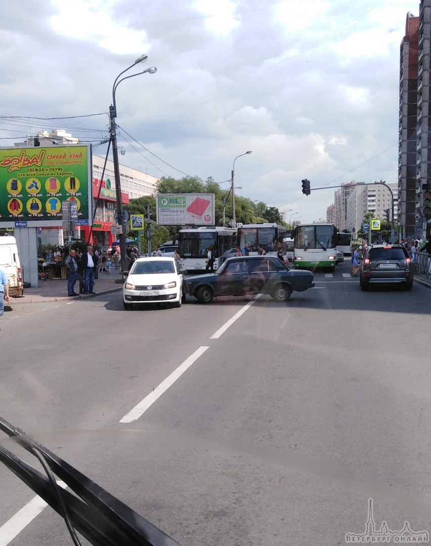 Семка пробила левый борт полика Яндекс такси на пересечении Звёздной и Пулковской улиц. Пробка до Зв...