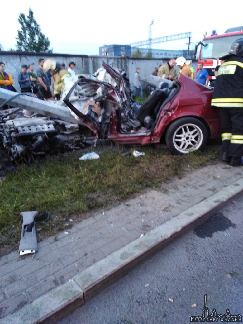 На Суздальском проспекте БМВ сломал столб, водитель живой.