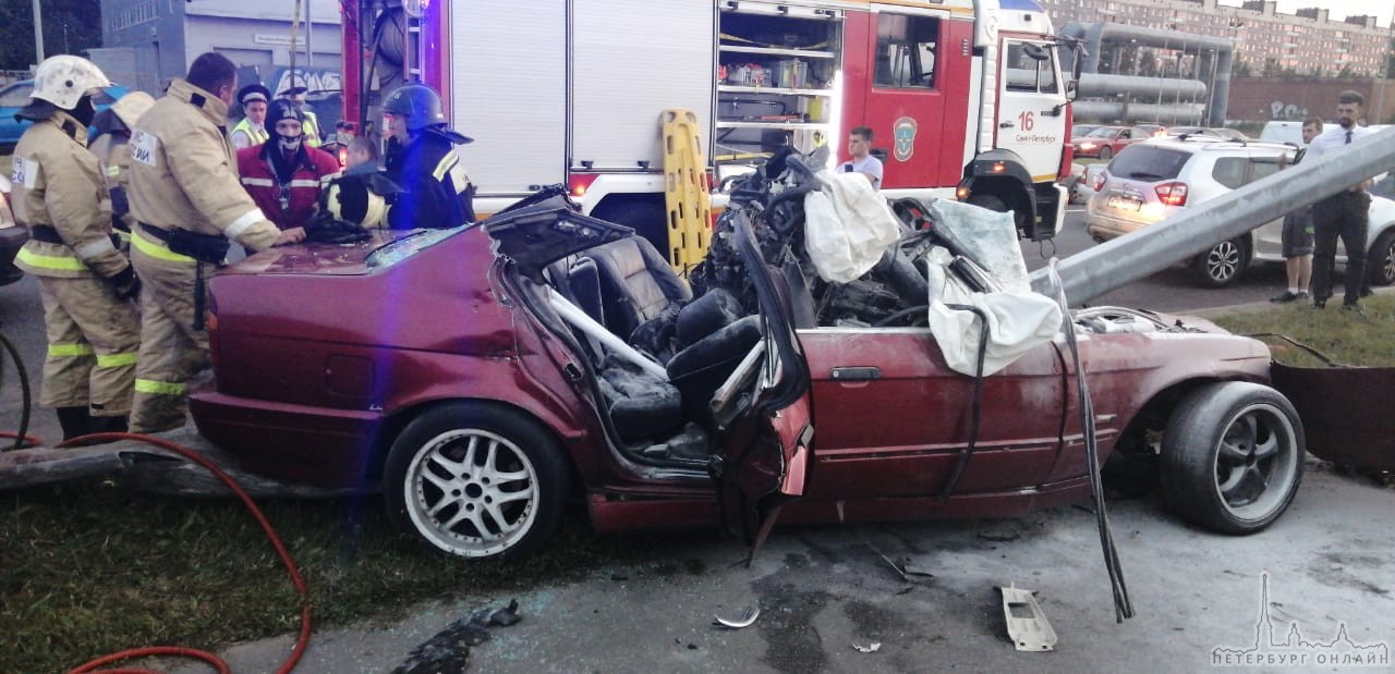 На Суздальском проспекте БМВ сломал столб, водитель живой.