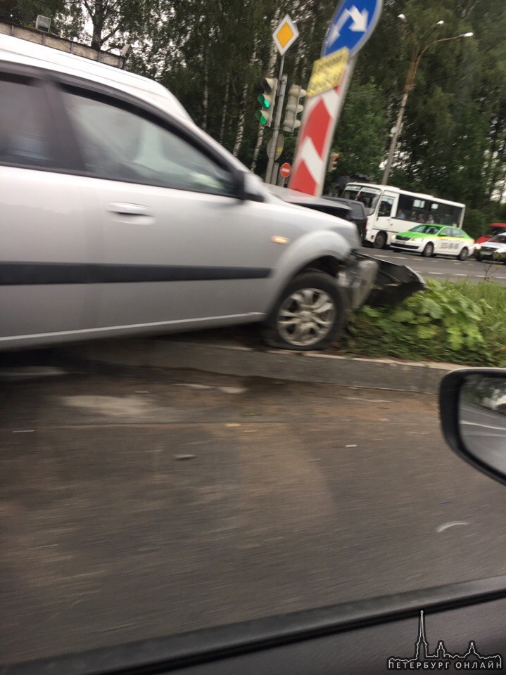 На Выборгском шоссе, около Поста гаи, автомобиль улетел на разделительную и в столб