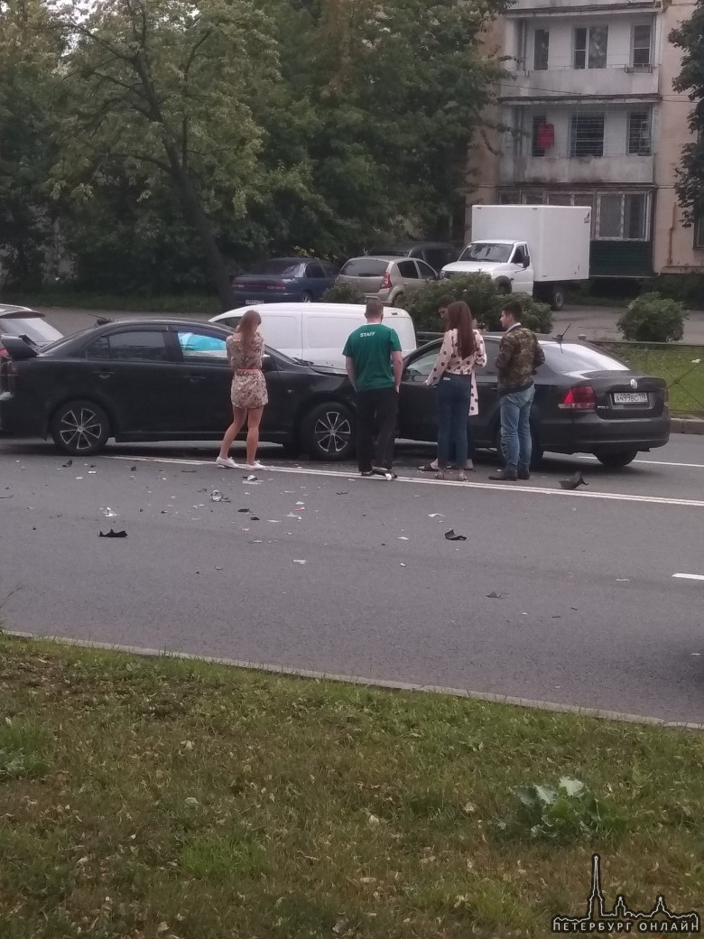 На Краснопутиловской улице между Автовской и Червонного Казачества лихач со знаком "!" решил показат...