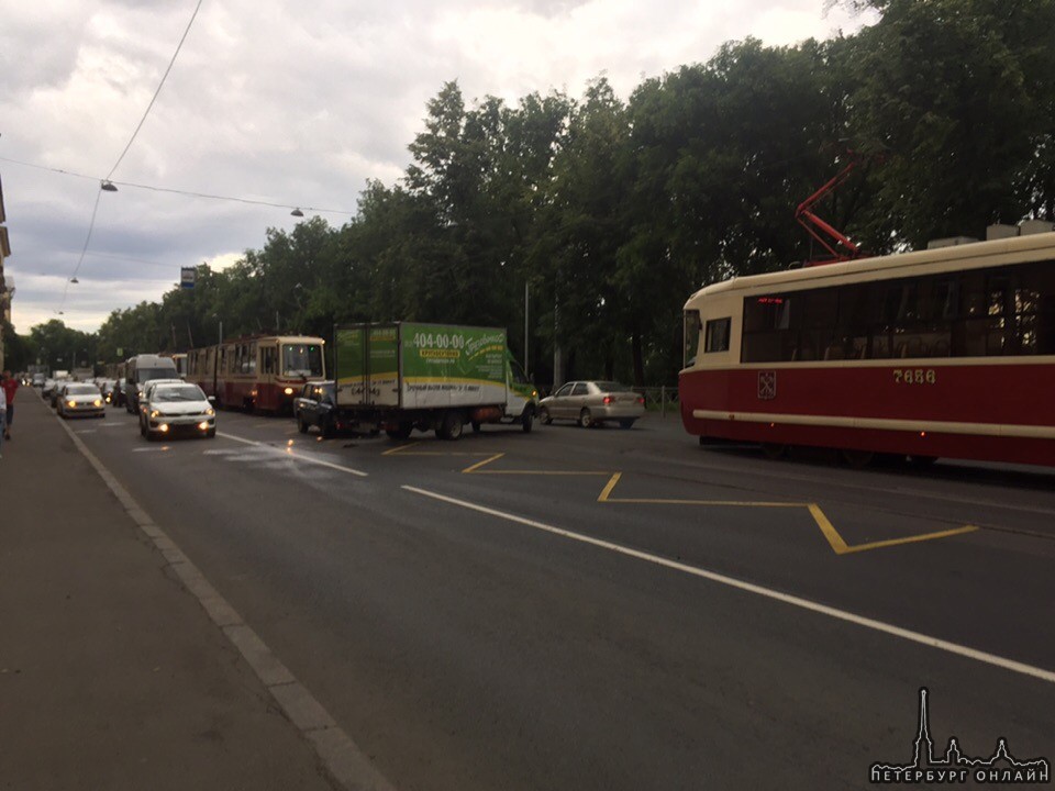 На проспекте Обуховской обороны возле д. 23, ВАЗ влетел в разворачивающийся Грузовичков, трамваи в...
