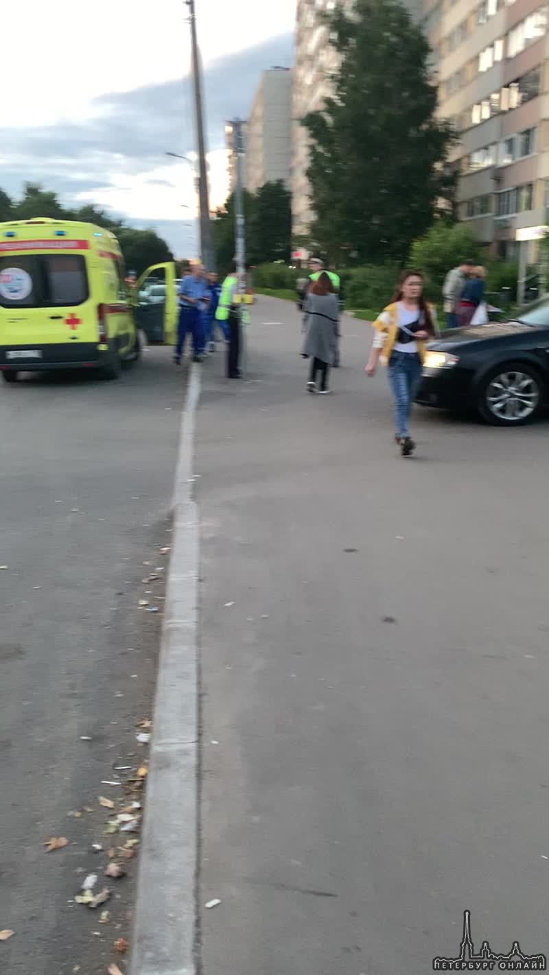 На проспекте Энгельса Audi, выезжающая из двора сбила на тротуаре женщину на велосипеде, Жива Ушиб...