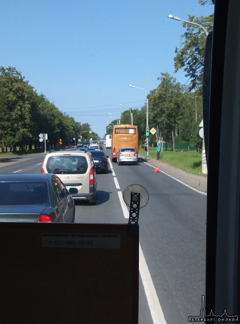 Авария на перекрестке Санкт-Петербургского шоссе и Ропшинского шоссе. Автобус и легковушка в правой ...