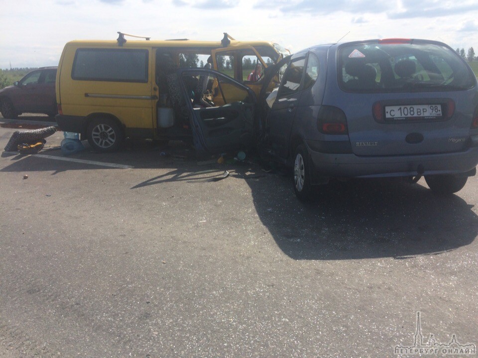Сильная авария на 4 км Ям-Ижорского шоссе Там произошло лобовое столкновение Фольксвагена Транспорт...