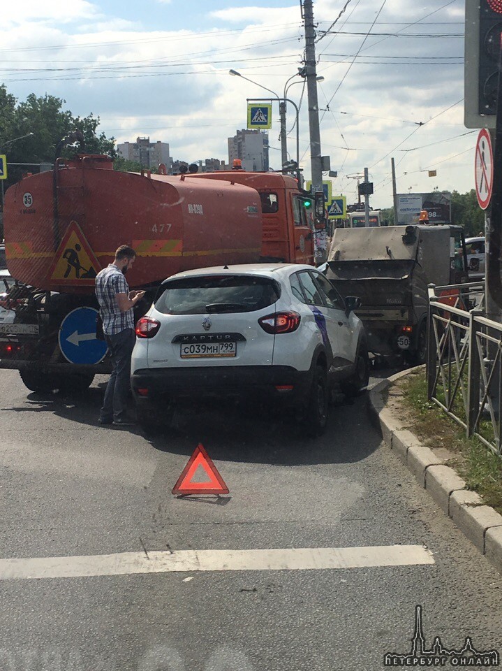 Каршеринг залез под коммунальщиков после с путепровода в Автово в сторону Континента