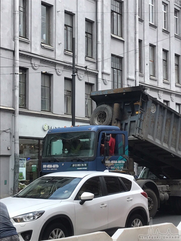 На Большом проспекте П.С. у дома 90 Грузовик с поднятым ковшом на полной скорости оборвал провода...