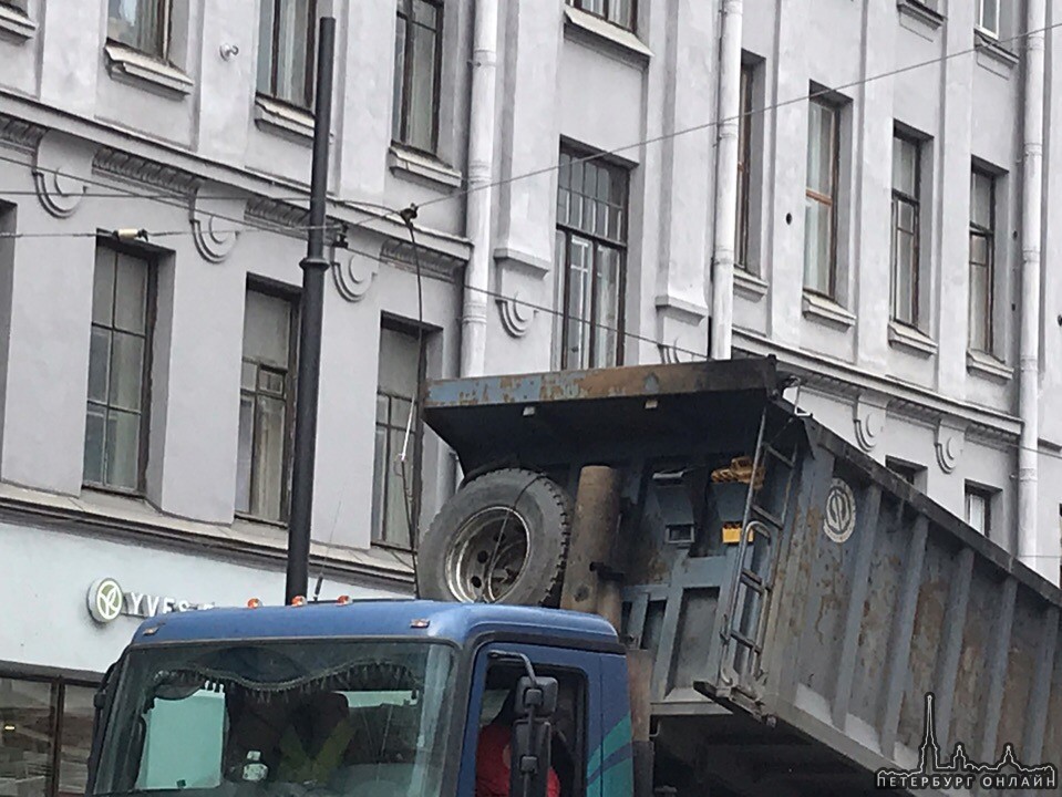 На Большом проспекте П.С. у дома 90 Грузовик с поднятым ковшом на полной скорости оборвал провода...