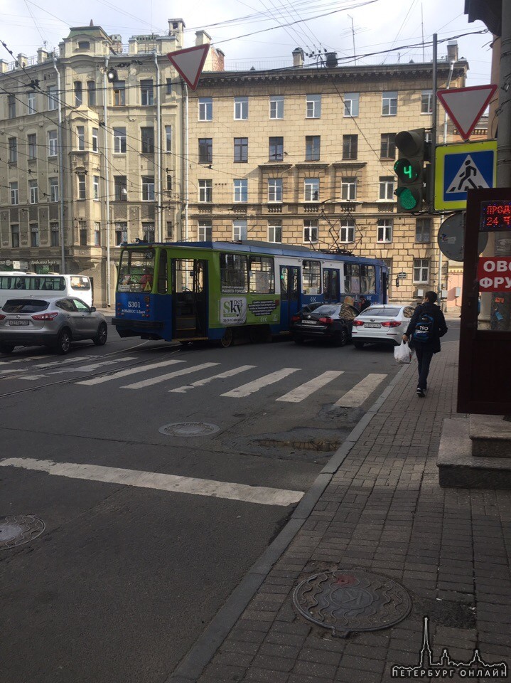 При повороте с Чапаева на Куйбышева, трамвай прижал немца. Повороты налево и направо затруднены, так...