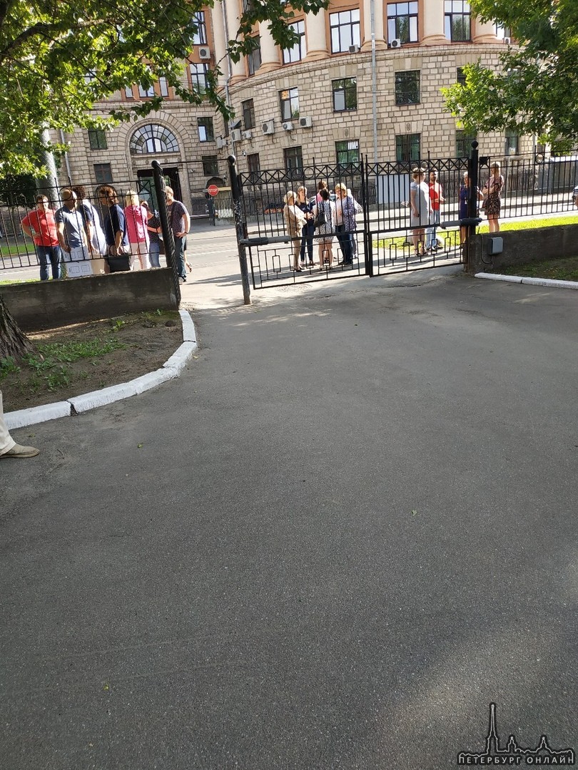 Заминировали налоговую 26 на ул Савушкина.все стоят на улице.ждут полицию