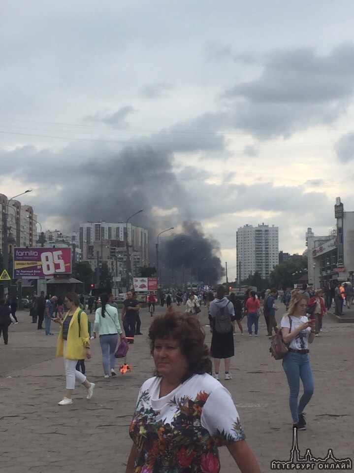 Густые черные клубы дыма за стройкой на перекрестке Колонтай/Дальневосточный Пажарных вызвал, через ...