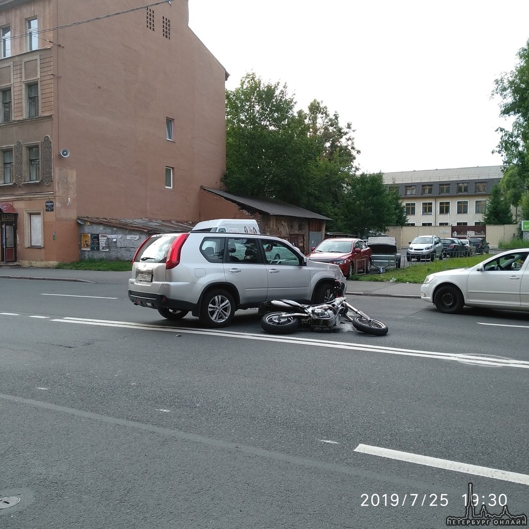 На Железноводской 24 Нисан, совершая левый поворот, не пропустил мотоциклиста. Со мной все нормаль...