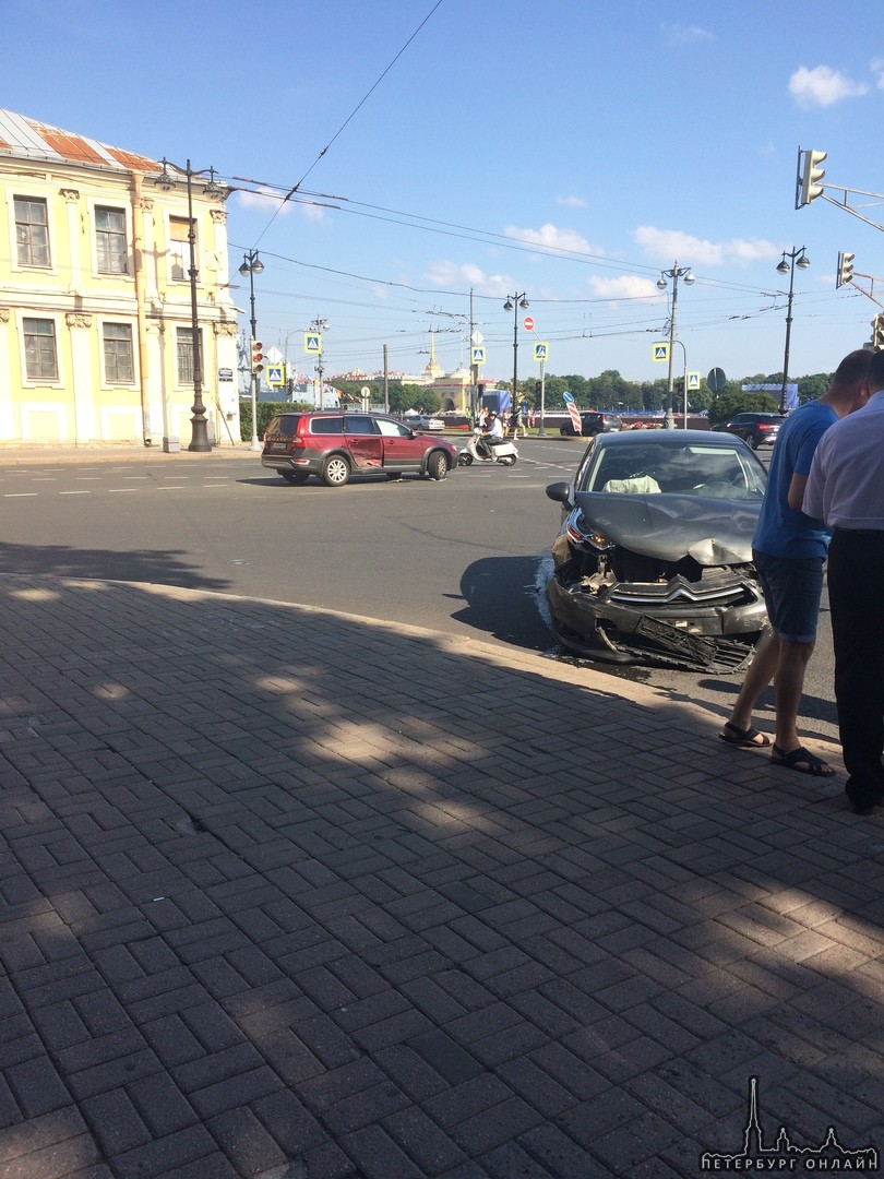 На перекрёстке кадетской/1-ой линии ВО и Университетской набережной столкнулись Ситроен и Volvo .