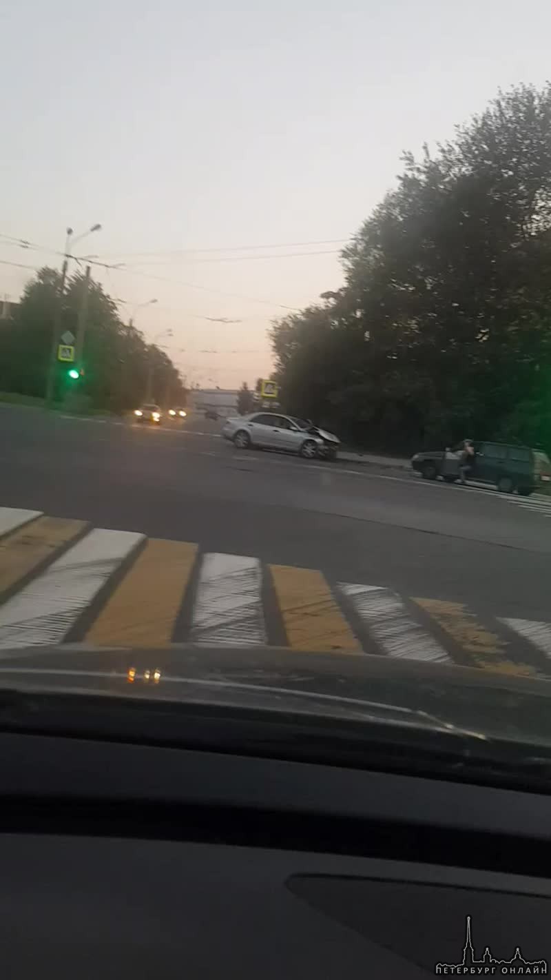 Авария с перевертышем на пересечении улицы 2-й Луч и Книпович.