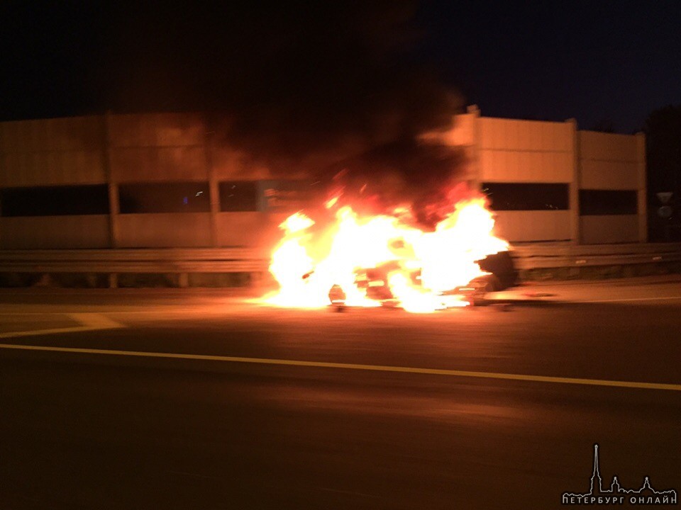 На Киевском шоссе под Гатчиной сгорела Audi 80. Все живы.