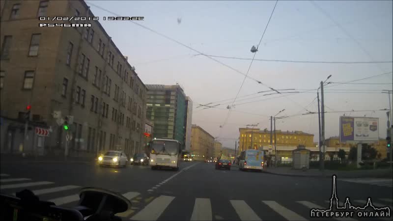 ДТП у метро "Ломоносовская", легковая машина, практически не тормозя, жестко входит в автобус, остан...